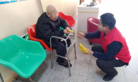 福利電影放映員：一次次的貼心陪伴，把愛灑遍青島福利院  