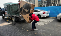 還在擔(dān)心98英寸電視上樓難嗎？實(shí)際體驗(yàn)一下就知道了