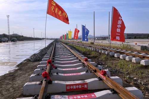 “板栗之鄉(xiāng)”首條鋼鐵專(zhuān)用線全線鋪軌圓滿完成
