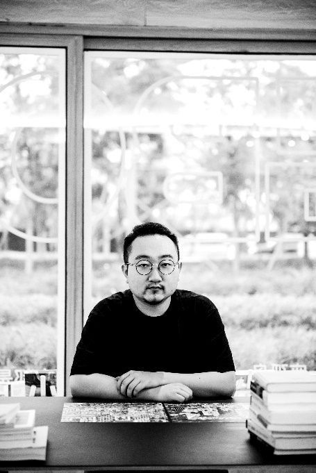 桌子前坐著的人

低可信度描述已自動(dòng)生成