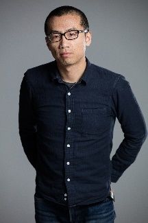 穿著黑色衣服的男人

描述已自動(dòng)生成