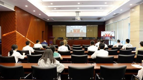 中鐵二局裝修公司團(tuán)委收看直播.jpg