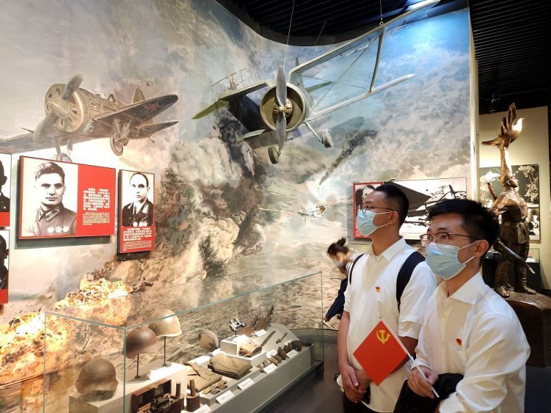 參觀抗日戰(zhàn)爭(zhēng)紀(jì)念館照片（李洪川攝） (2).jpg