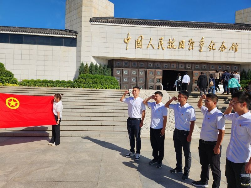 團(tuán)支部青年在抗日戰(zhàn)爭(zhēng)紀(jì)念館重溫入團(tuán)誓詞.jpg