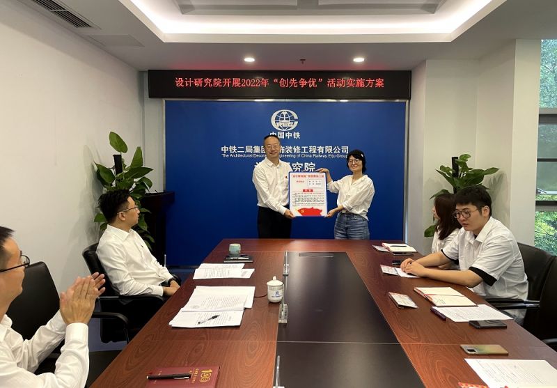 楊書記給黨員責(zé)任區(qū)授牌（拍攝人：張藝）.jpg