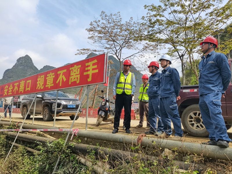 靖西供電公司相關(guān)負(fù)責(zé)人到公路施工點(diǎn)檢查指導(dǎo)施工安全工作。黃國福攝.jpg