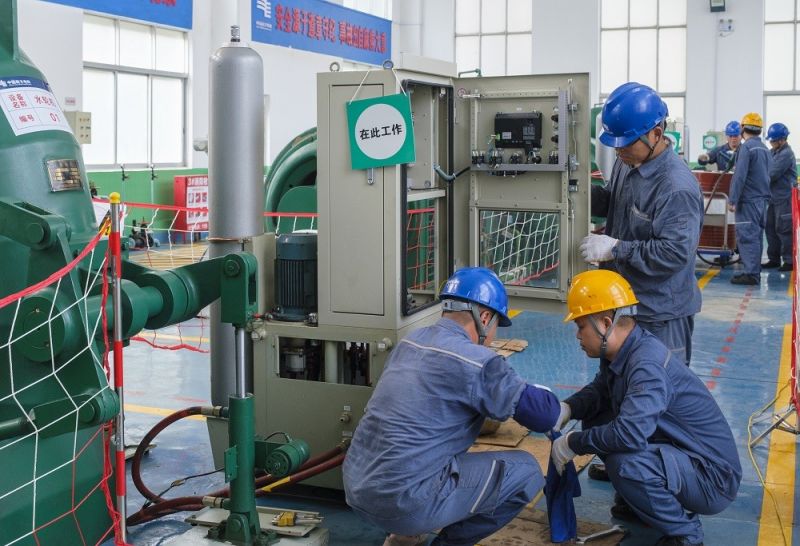 1.靖西供電公司工作人員在峒牌發(fā)電站對(duì)機(jī)電設(shè)備進(jìn)行年度檢修。駱衍利攝.JPG