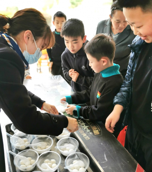 智能物流機(jī)器人派送湯圓 實(shí)地集團(tuán)的這個(gè)小區(qū)“亮了”