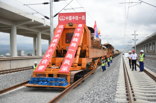 國內(nèi)首創(chuàng)有砟軌道智能鋪軌技術(shù)  助推中老鐵路建設(shè)高質(zhì)量推進