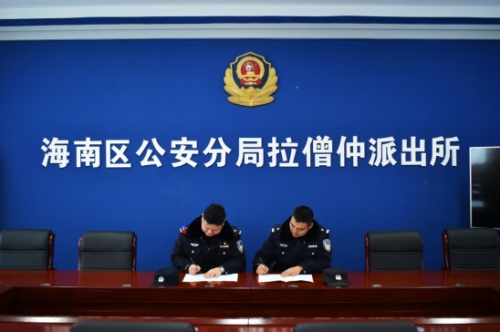 深化警務(wù)協(xié)作，加強(qiáng)聯(lián)防聯(lián)控——  鄂托克旗公安局棋盤(pán)井鎮(zhèn)派出所構(gòu)鑄起維護(hù)治安、防范疫情的“鋼鐵城墻”