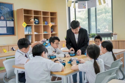 校園招生進(jìn)行時(shí)，校服意外受關(guān)注