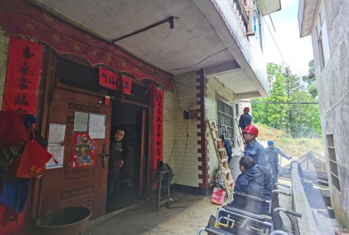 田林供電公司：關(guān)愛殘疾人 貼心服務(wù)送上門