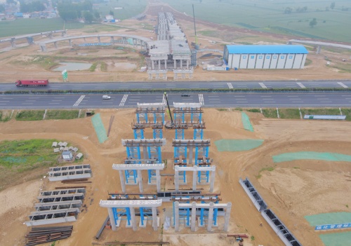 濮新高速寧沈段Ⅰ標(biāo)邏崗樞紐互通K6+288主線橋（左右幅）鋼箱梁頂推段臨時(shí)支架安裝完成