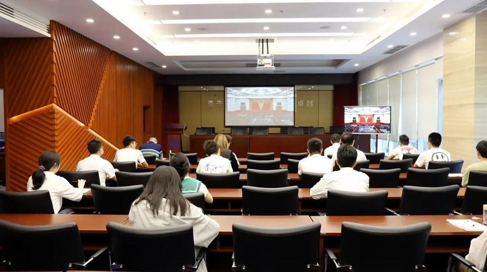 中鐵二局裝修公司團委組織各基層團支部 觀看“慶祝共產主義青年團成立100周年慶祝大會”直播