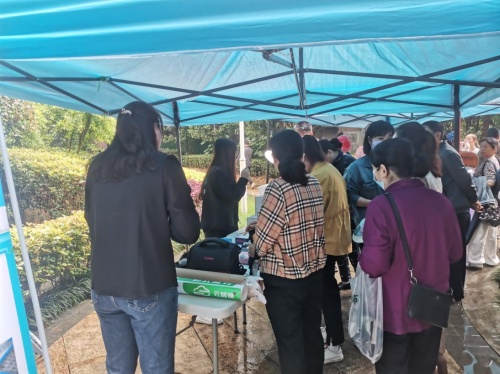 云智煥便民服務(wù)走進(jìn)社區(qū)，為住戶清洗空調(diào)凈化空氣