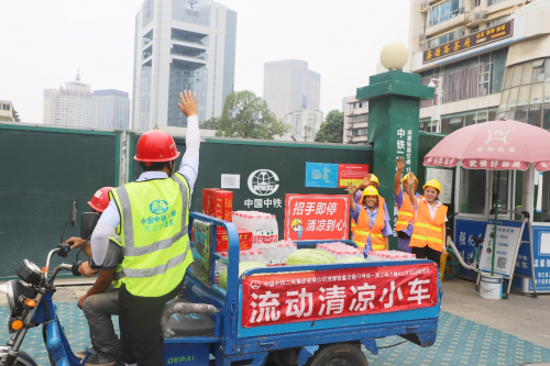 流動“清涼小車”走紅地鐵建設(shè)工地
