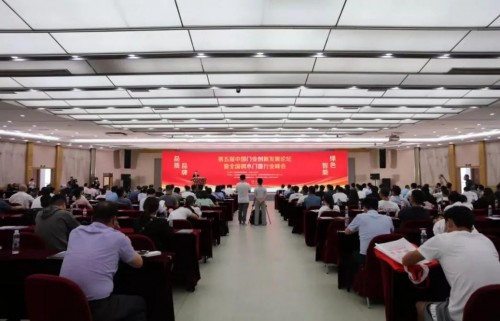 米蘭之窗參加中國門業(yè)創(chuàng)新發(fā)展論壇暨全國鋼木門窗峰會，斬獲5項大獎！