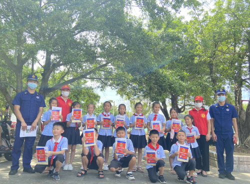 柳州柳城消防開展文明實(shí)踐圖書捐贈活動