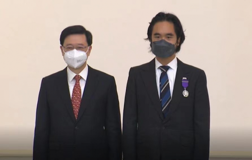 新世界發(fā)展行政總裁鄭志剛不忘初心創(chuàng)造共享價(jià)值、講好中國故事，榮膺銀紫荊星章