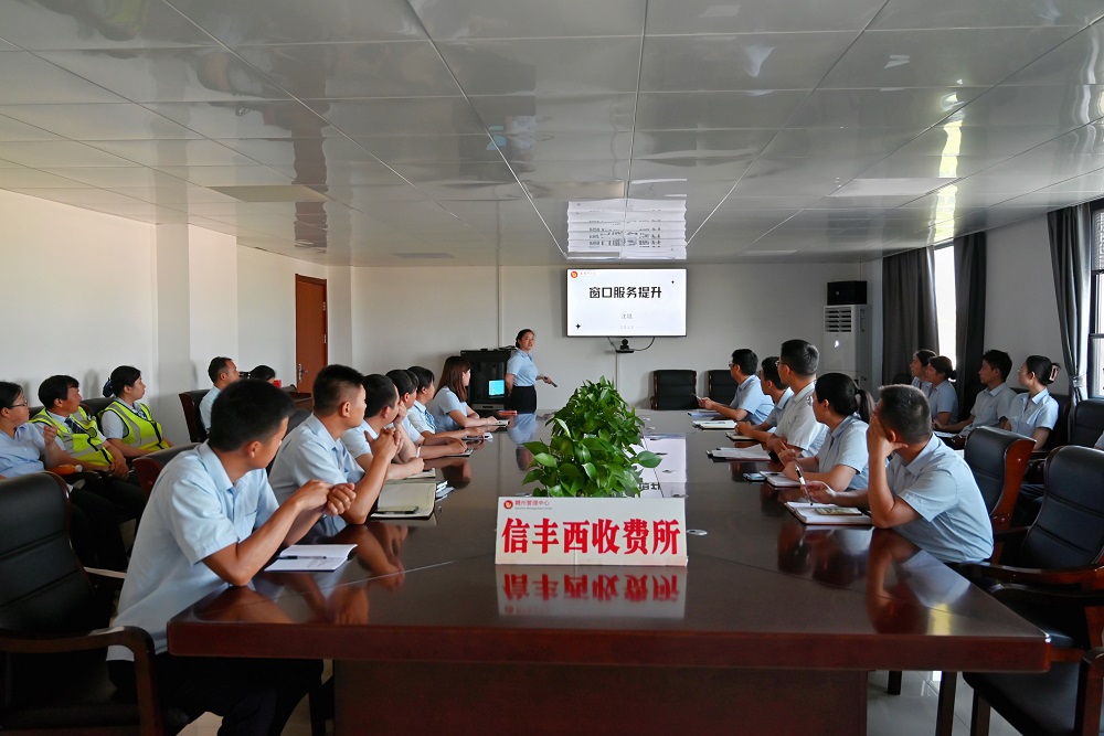 業(yè)務(wù)培訓強能力     文明服務(wù)“贛”出彩