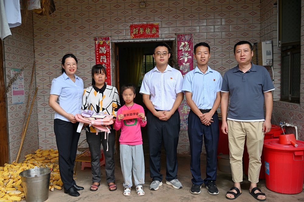 “金秋助學(xué)”送愛(ài)心入戶(hù)走訪(fǎng)暖人心