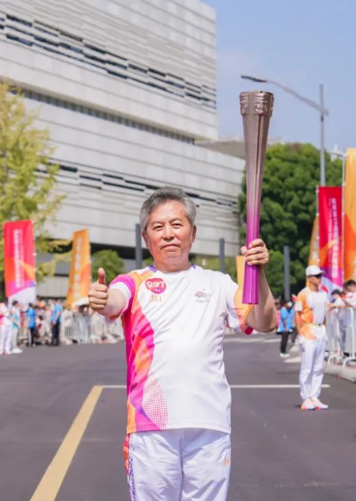 薪火接力·榮耀時(shí)刻！千年舟集團(tuán)董事長(zhǎng)陸銅華擔(dān)任亞運(yùn)會(huì)火炬手