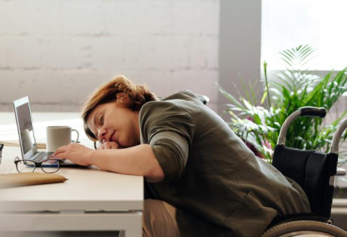 睡眠不足的打工人，需要一張易翻身的東寶床墊