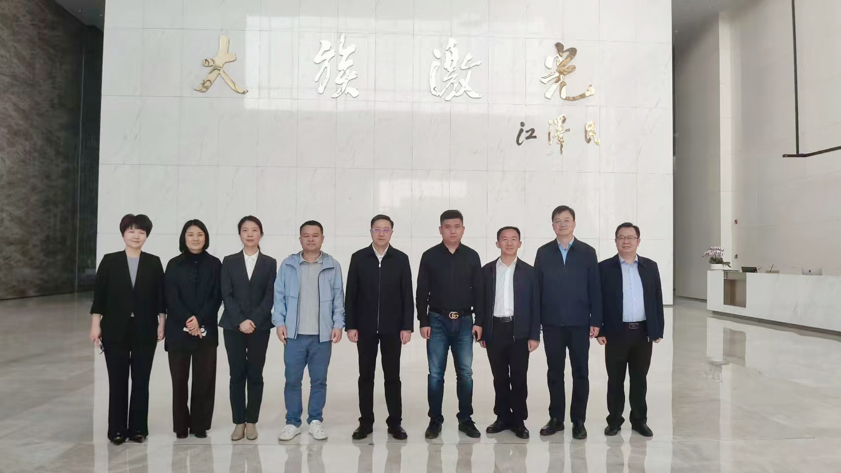 蘇州智慧倍增董事長(zhǎng)廖于鋒陪同襄陽(yáng)市市委常委，組織部部長(zhǎng)趙芝斌一行前往大族激光考察交流