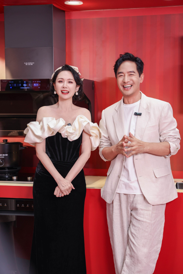 郭曉東程莉莎長沙直播大秀恩愛，智慧「瀞」廚房成婚姻保鮮秘籍