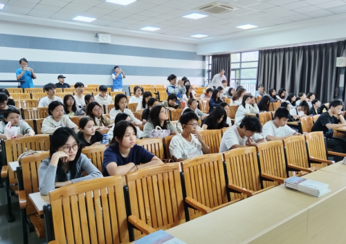 富華名創(chuàng)公司創(chuàng)始人楊青香走進(jìn)東莞職業(yè)學(xué)院